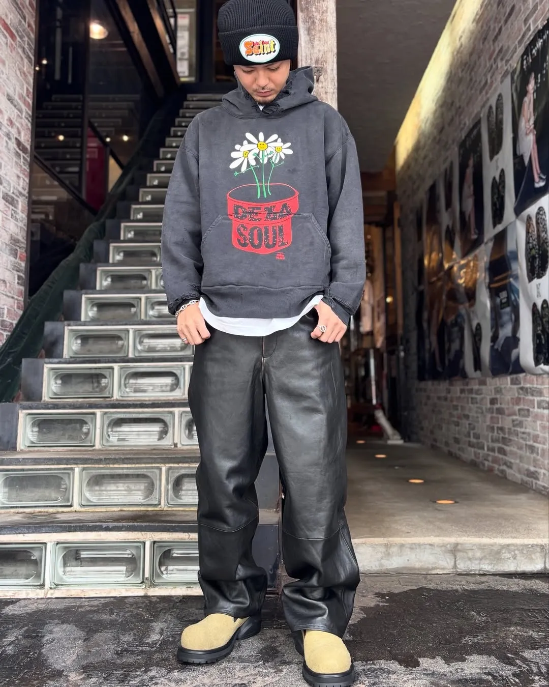 SAINT Mxxxxxx × DE LA SOUL DLS_HOODIE/DE LA SOUL/BLK DE LA SOUL co-branded potted plant destruction hoodie, washed black S-XL, a very important hoodie this season. It embodies the brand philosophy through the humorous potted plant and slogan design. In addition, through a large number of hand-made fraying, cutting and other damage processing, as well as heavy washing and oxidative fading treatment, a perfect Vintage effect is created. Original mold opening Customized co-branded main mark and wash water mark, correct version